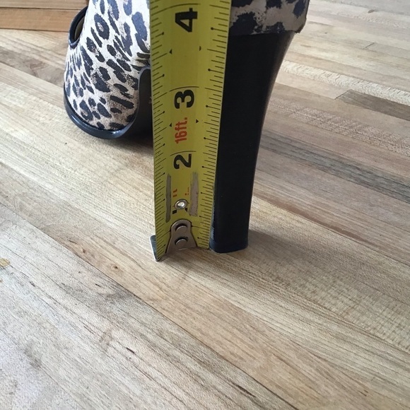 Newport News Cheetah print leather heels size 9 - Picture 6 of 6